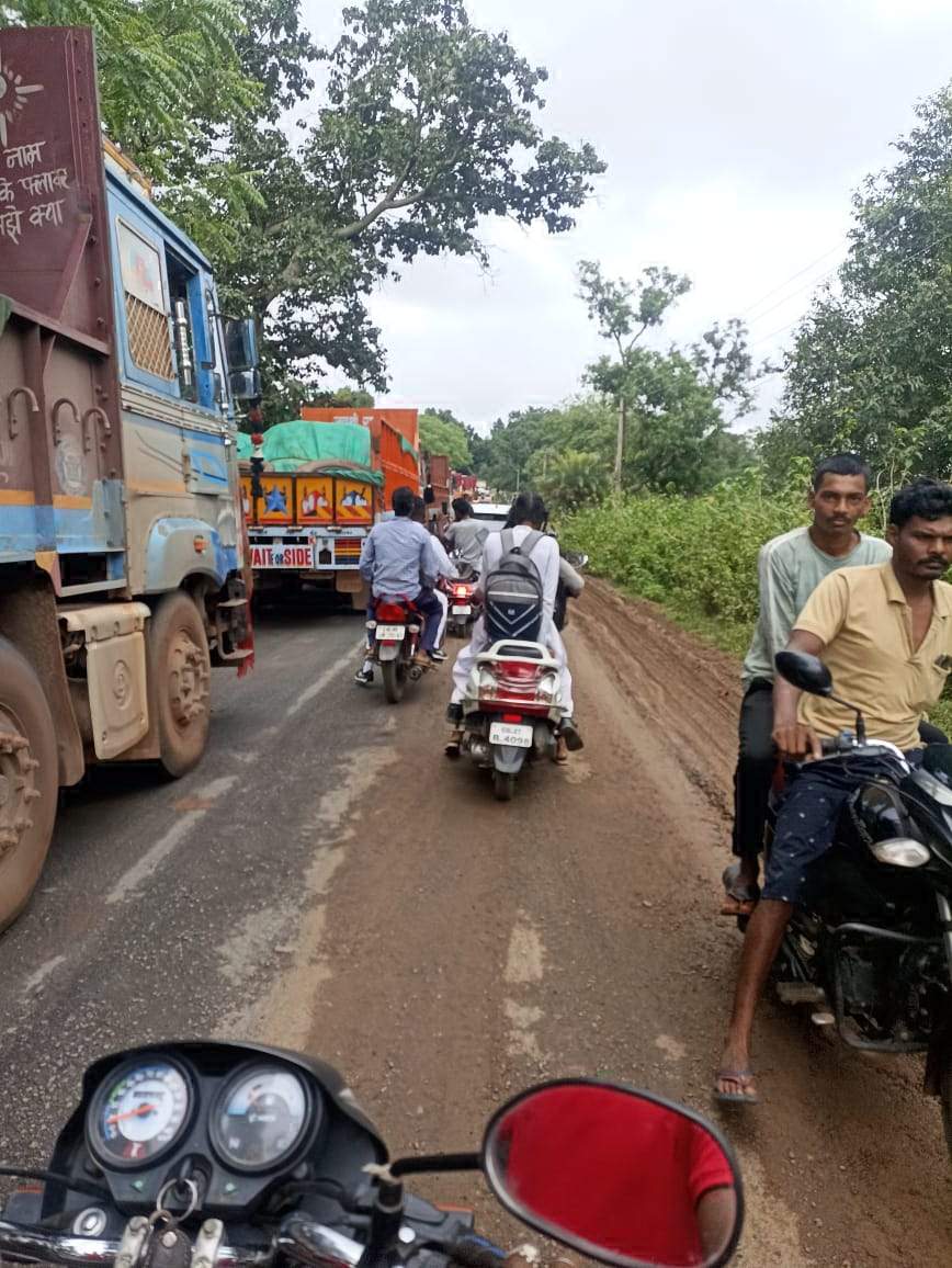 मालवाहक ट्रक खराब, कोंडागांव-नारायणपुर  मार्ग पर लगा जाम 