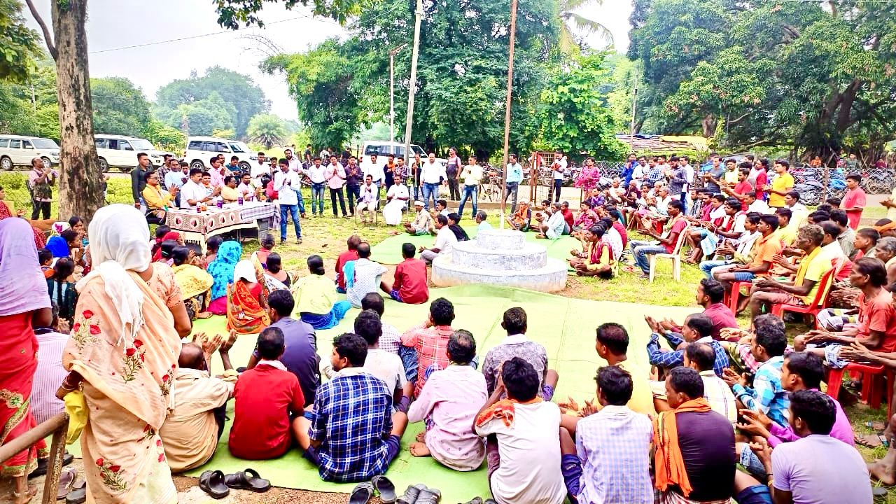 ग्रामीणों की मांग पूरी, विधायक ने देवगुड़ी व मातागुडिय़ों के लिए आवंटित भूमि का दिया पट्टा ग्रामीणों की मांग पूरी, विधायक ने देवगुड़ी व मातागुडिय़ों के लिए आवंटित भूमि का दिया पट्टा