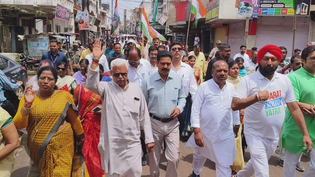 भारत जोड़ो यात्रा की पहली वर्षगांठ पर कांग्रेसियों ने निकाली रैली भारत जोड़ो यात्रा की पहली वर्षगांठ पर कांग्रेसियों ने निकाली रैली