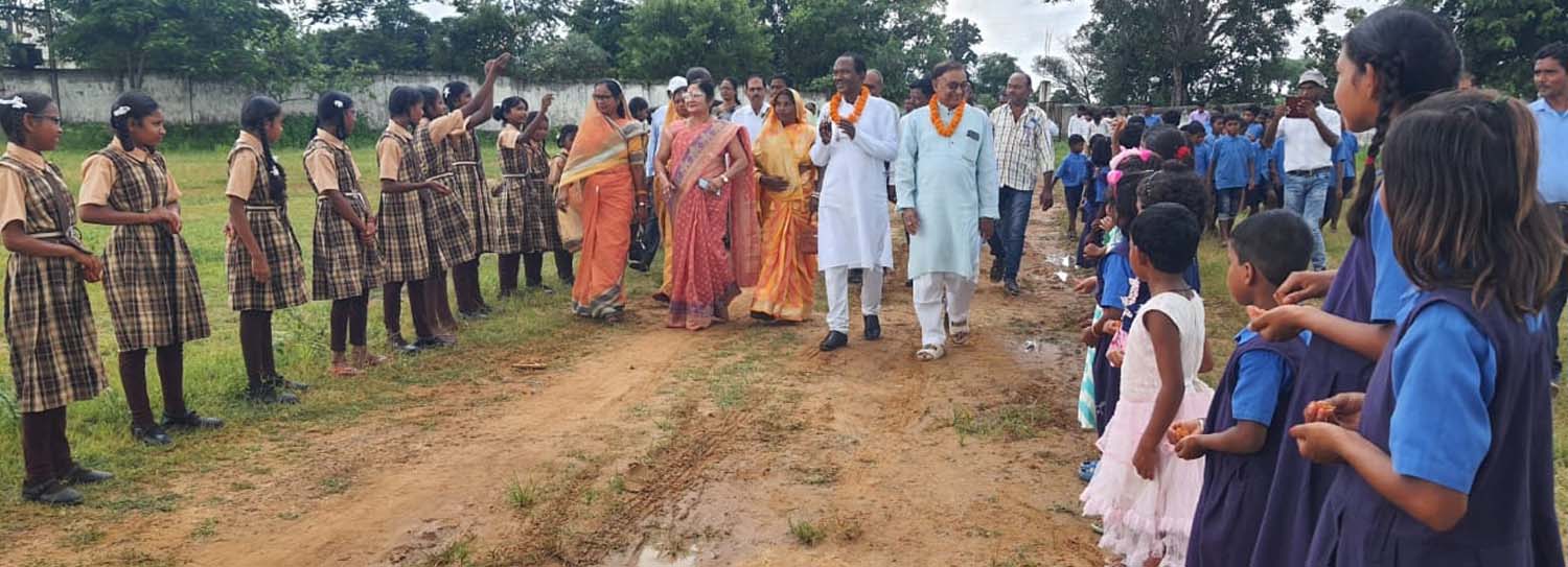 आत्मीय सम्मान के साथ सेवानिवृत्त शिक्षक परमेश्वर को दी गई भावपूर्ण विदाई