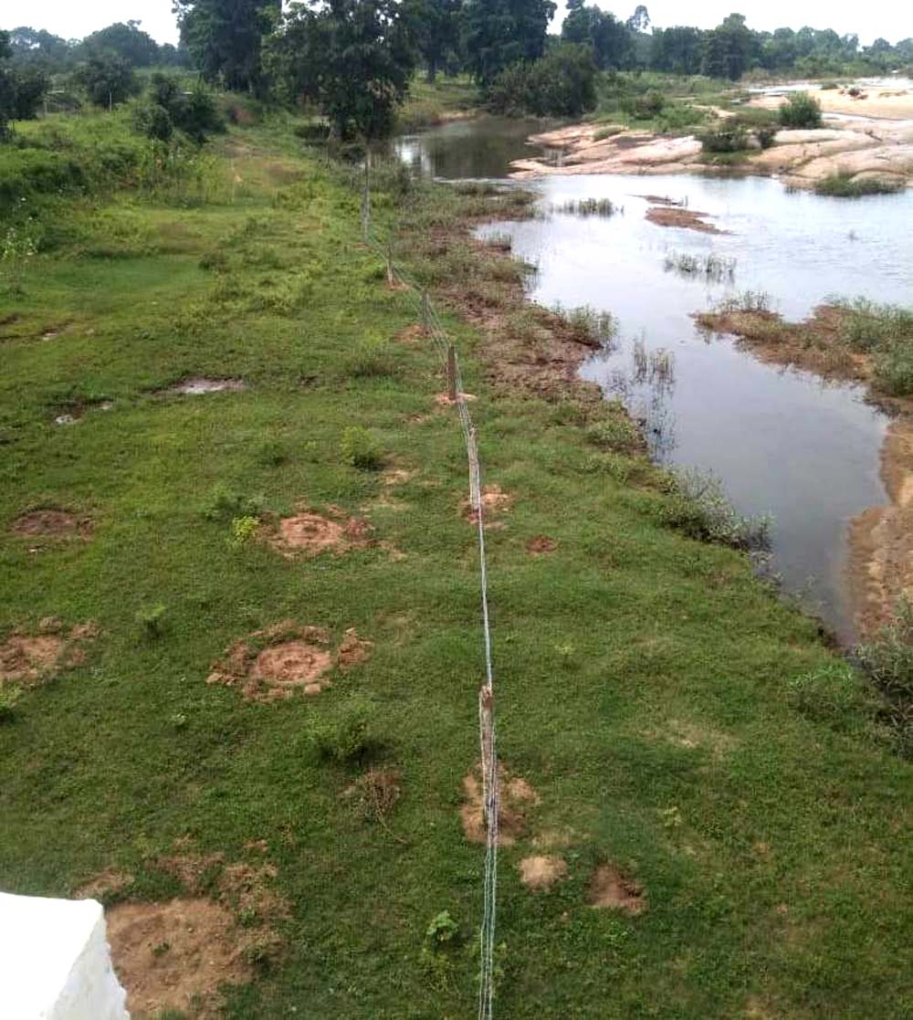 हसदो नदी की जमीन पर  फेंसिंग कर अवैध कब्जा