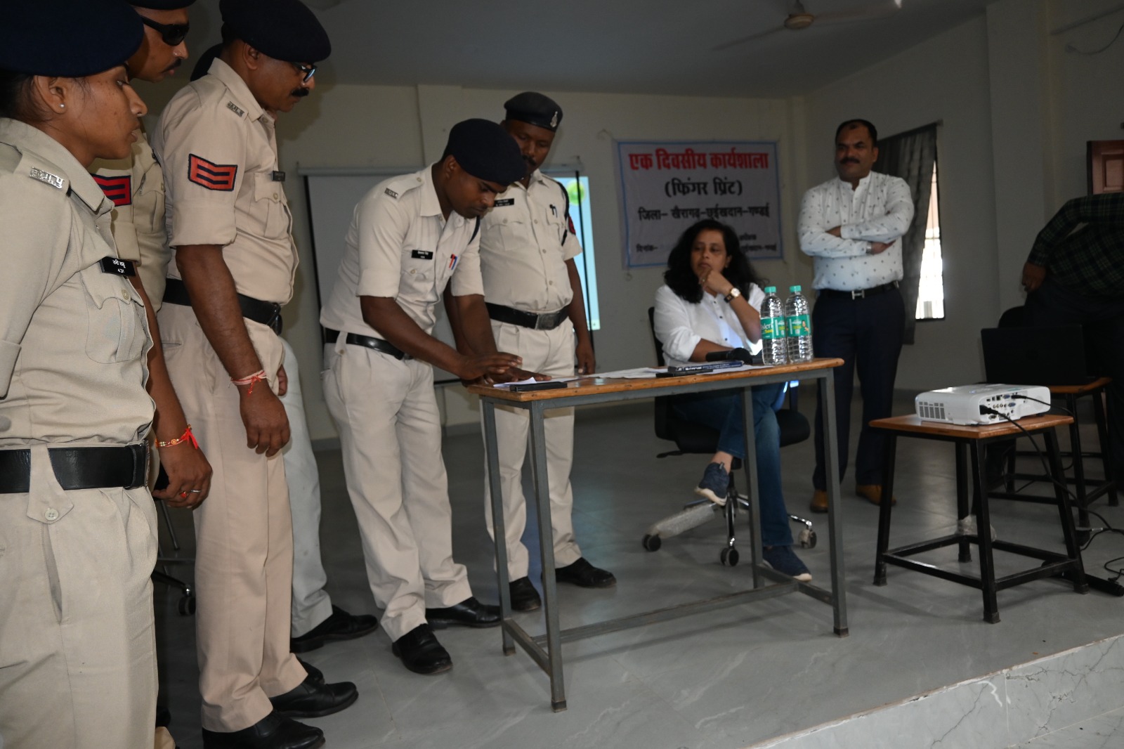 पुलिस कर्मियों ने फिंगर प्रिंट का लिया प्रशिक्षण पुलिस कर्मियों ने फिंगर प्रिंट का लिया प्रशिक्षण