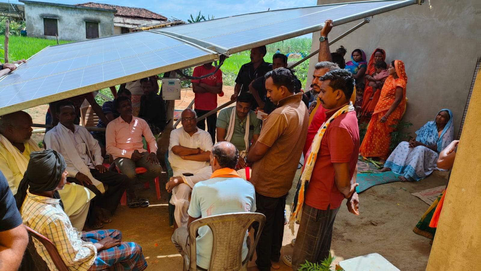 निर्माणाधीन पुल का निरीक्षण करने कई किमी पैदल चलकर पहुंचे चिंतामणि महाराज