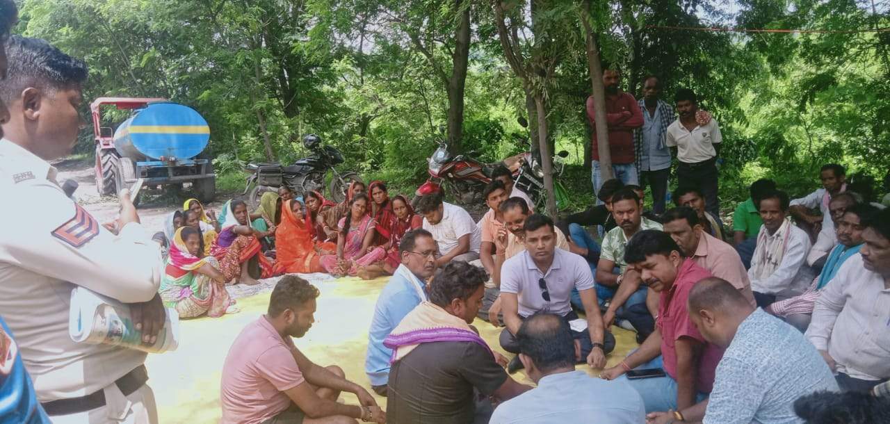 ट्रेलर की ठोकर, बाइक सवार की मौत, एक गंभीर ट्रेलर की ठोकर, बाइक सवार की मौत, एक गंभीर