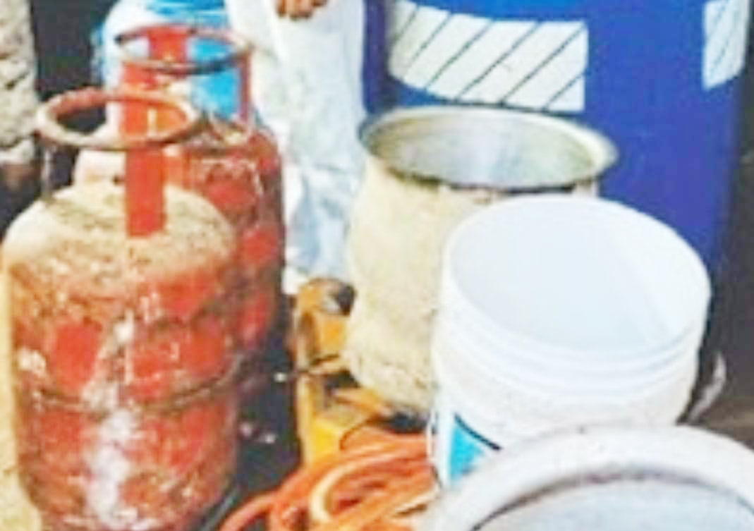 गुड़ से बनी शराब व सामान सहित आरोपी पकड़ाए 