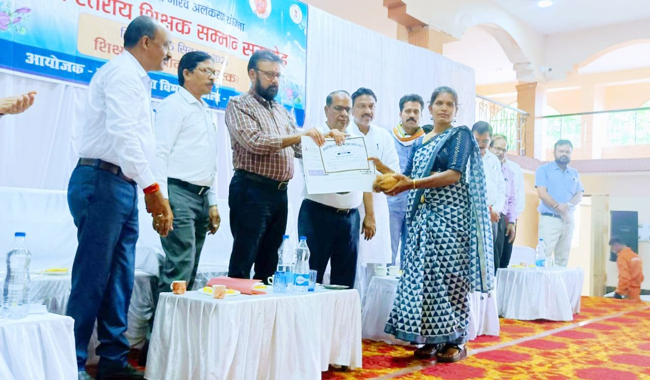 चंद्र कुमारी नवरंगे शिक्षादूत से सम्मानित