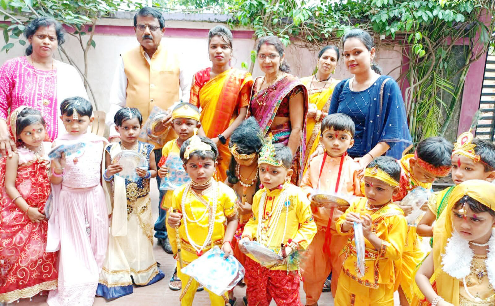 जन्माष्टमी की धूम, राधा-कृष्ण बनकर बच्चे पहुंचे स्कूल