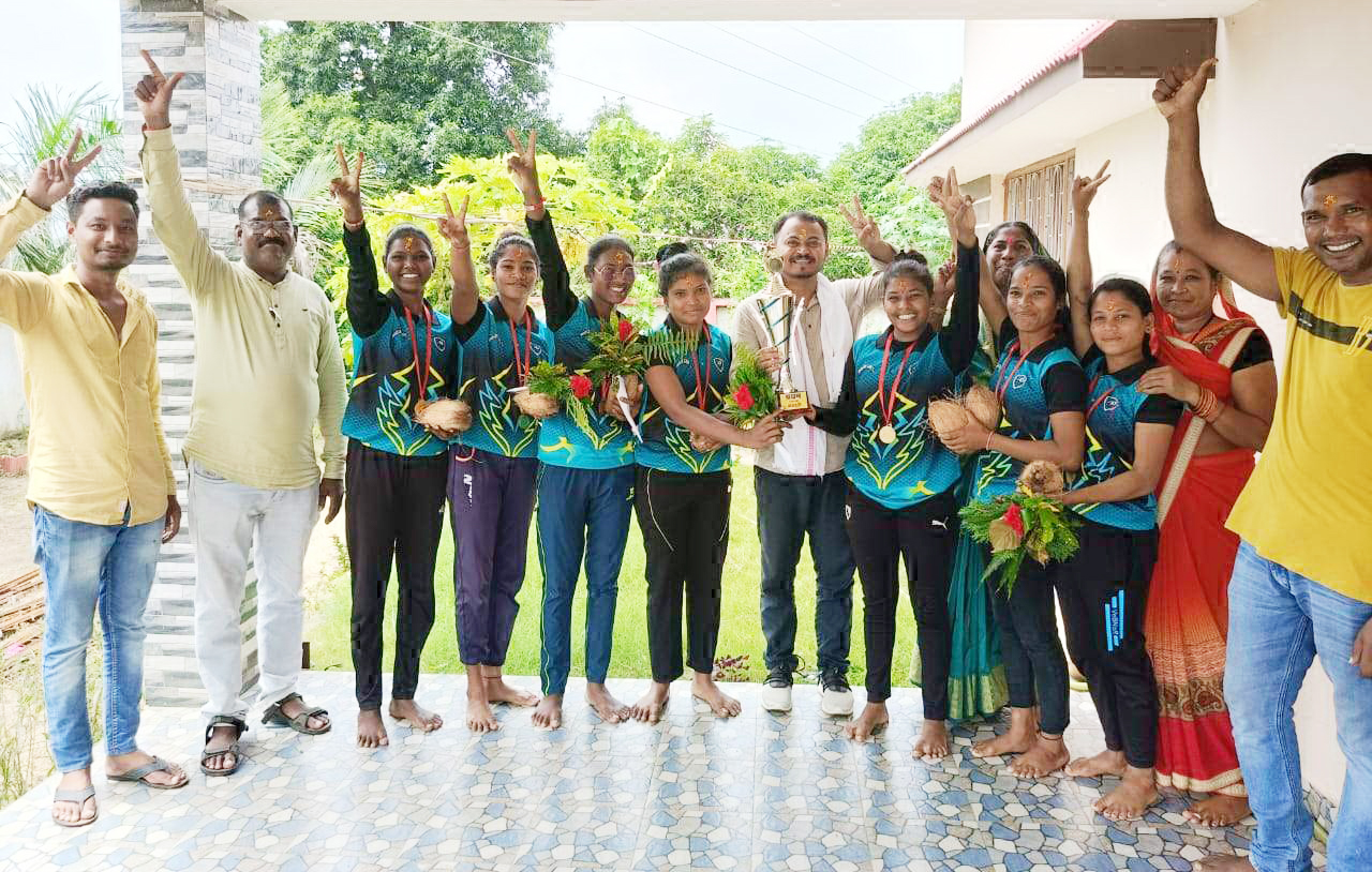 युवा नेता प्रमोद कुंजाम खिलाडिय़ों के घर सम्मान करने पहुंचे