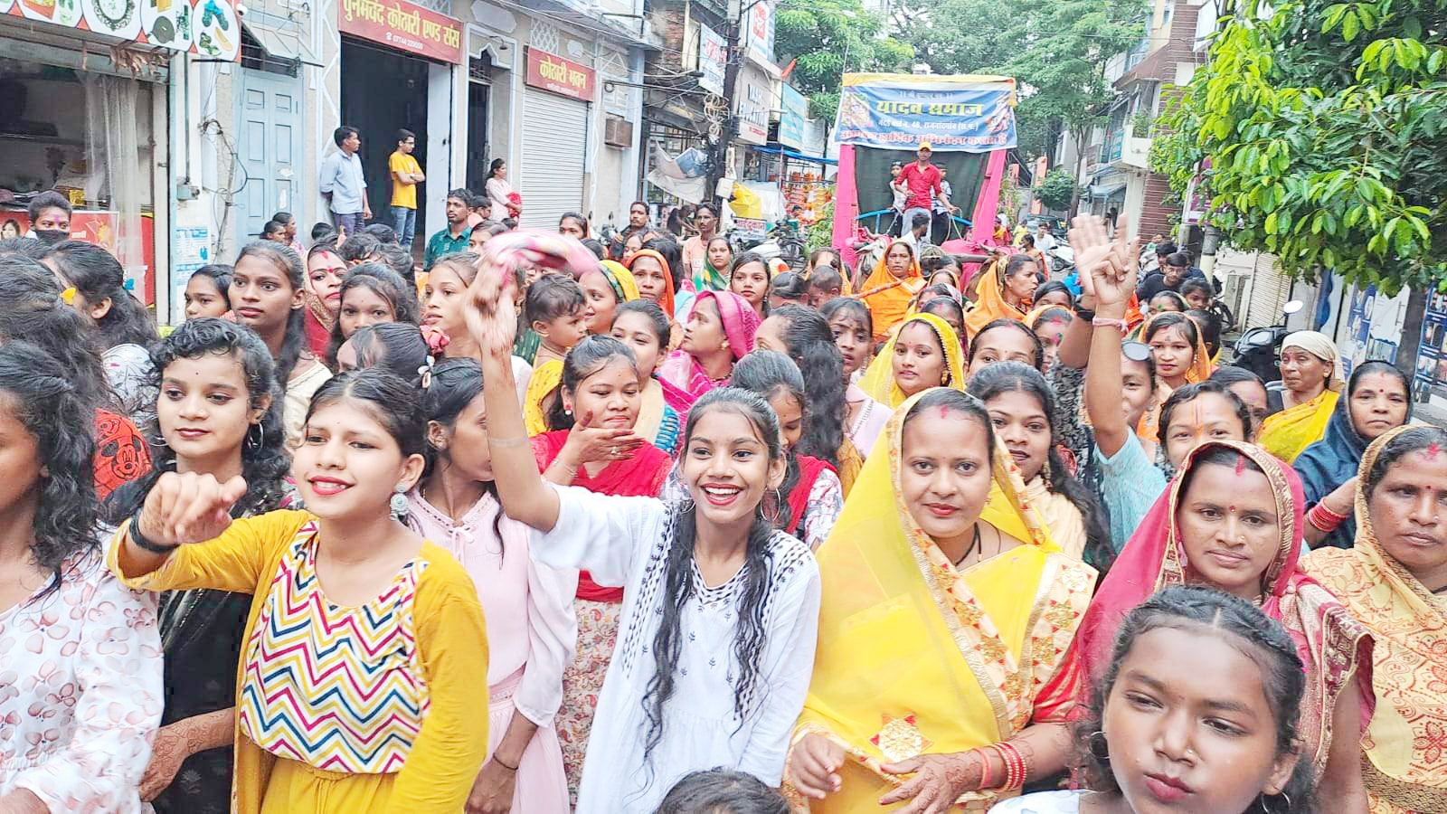 घर-घर पूजे गए भगवान श्रीकृष्ण यादव समाज ने निकाली भव्य शोभायात्रा घर-घर पूजे गए भगवान श्रीकृष्ण यादव समाज ने निकाली भव्य शोभायात्रा