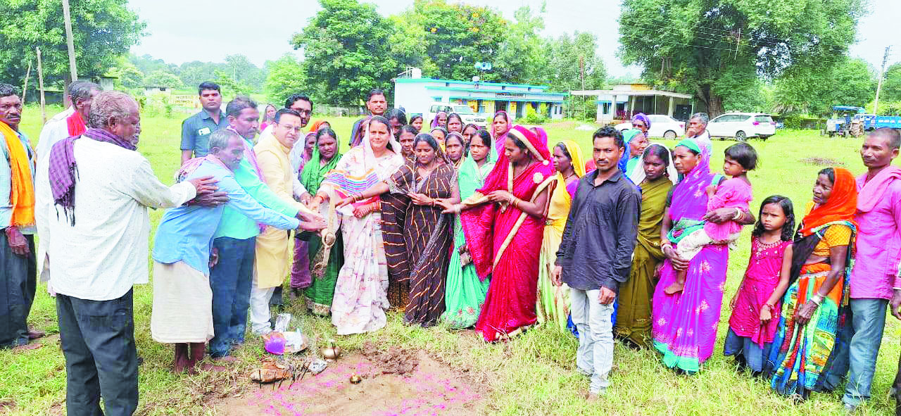 अपने निर्वाचन क्षेत्र के हर गांव घर को अपना परिवार माना है - छन्नी साहू अपने निर्वाचन क्षेत्र के हर गांव घर को अपना परिवार माना है - छन्नी साहू