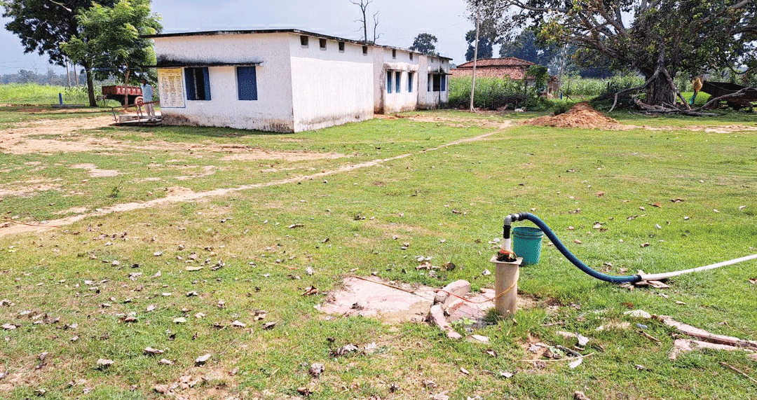 सरकारी हैंडपंपों में सबमर्सिबल पंप लगा खेतों की सिंचाई