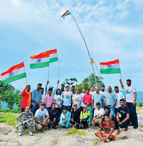  बलरामपुर के गौरलाटा चोटी पर हर शिखरतिरंगा की टीम  ने लहराया तिरंगा