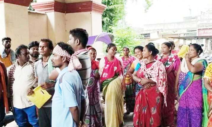 सफाई कर्मियों ने दो सूत्रीय मांगों को लेकर निगम का किया घेराव सफाई कर्मियों ने दो सूत्रीय मांगों को लेकर निगम का किया घेराव