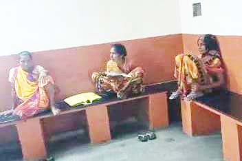 आधी रात घर घुसकर मारपीट, घर में जड़ा ताला  