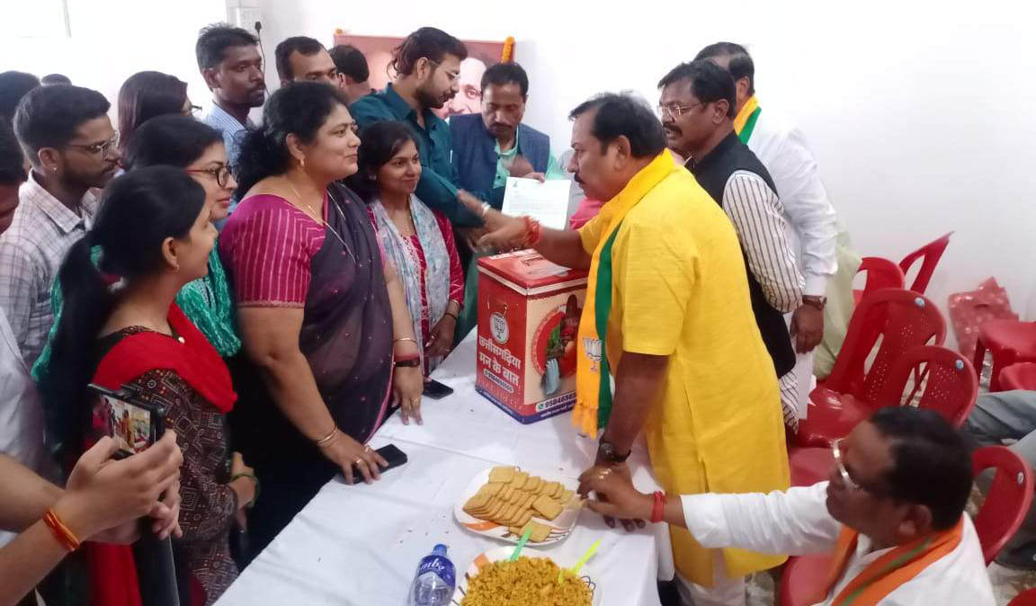 भाजपा के घोषणापत्र में नियमितीकरण शामिल करने अतिथि व्याख्याताओं ने विजय बघेल को सौंपा ज्ञापन