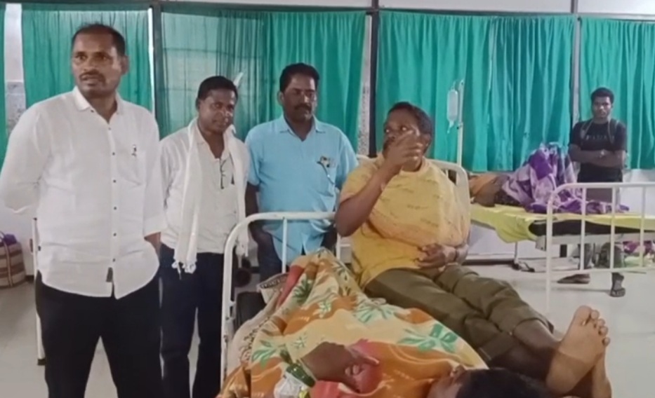 जिला अस्पताल की  व्यवस्था सुधारने कलेक्टर को सौंपा ज्ञापन