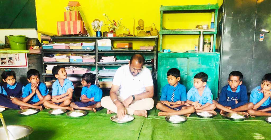 कलेक्टर ने किया स्कूली बच्चों के साथ मध्यान्ह भोजन