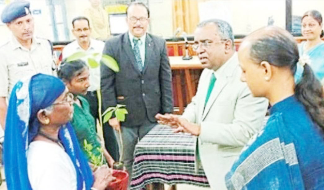 न्यायमूर्ति भादुड़ी ने राजीनामा करने किया  प्रेरित, निपटारे पर पौधे भी भेंट किए गए