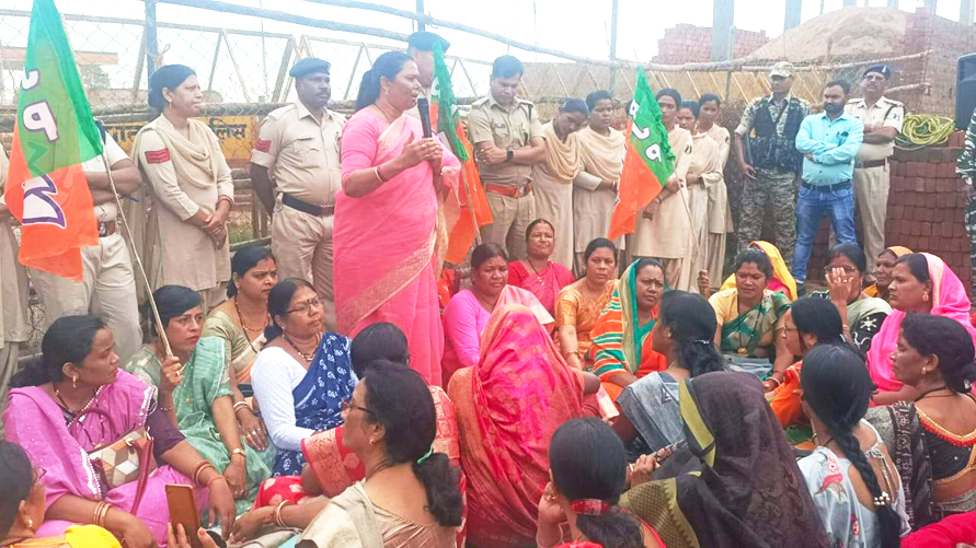 जन्माष्टमी त्यौहार को बाधित करने के विरोध में भाजपा ने घेरा विधायकों का निवास