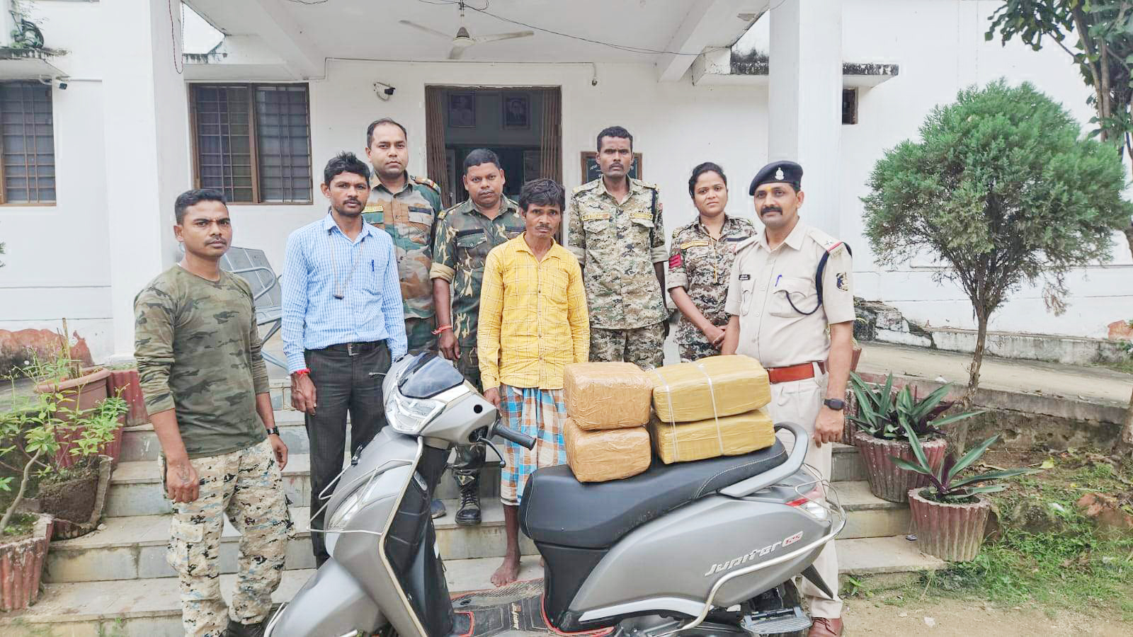 गांजा तस्कर स्कूटी समेत गिरफ्तार