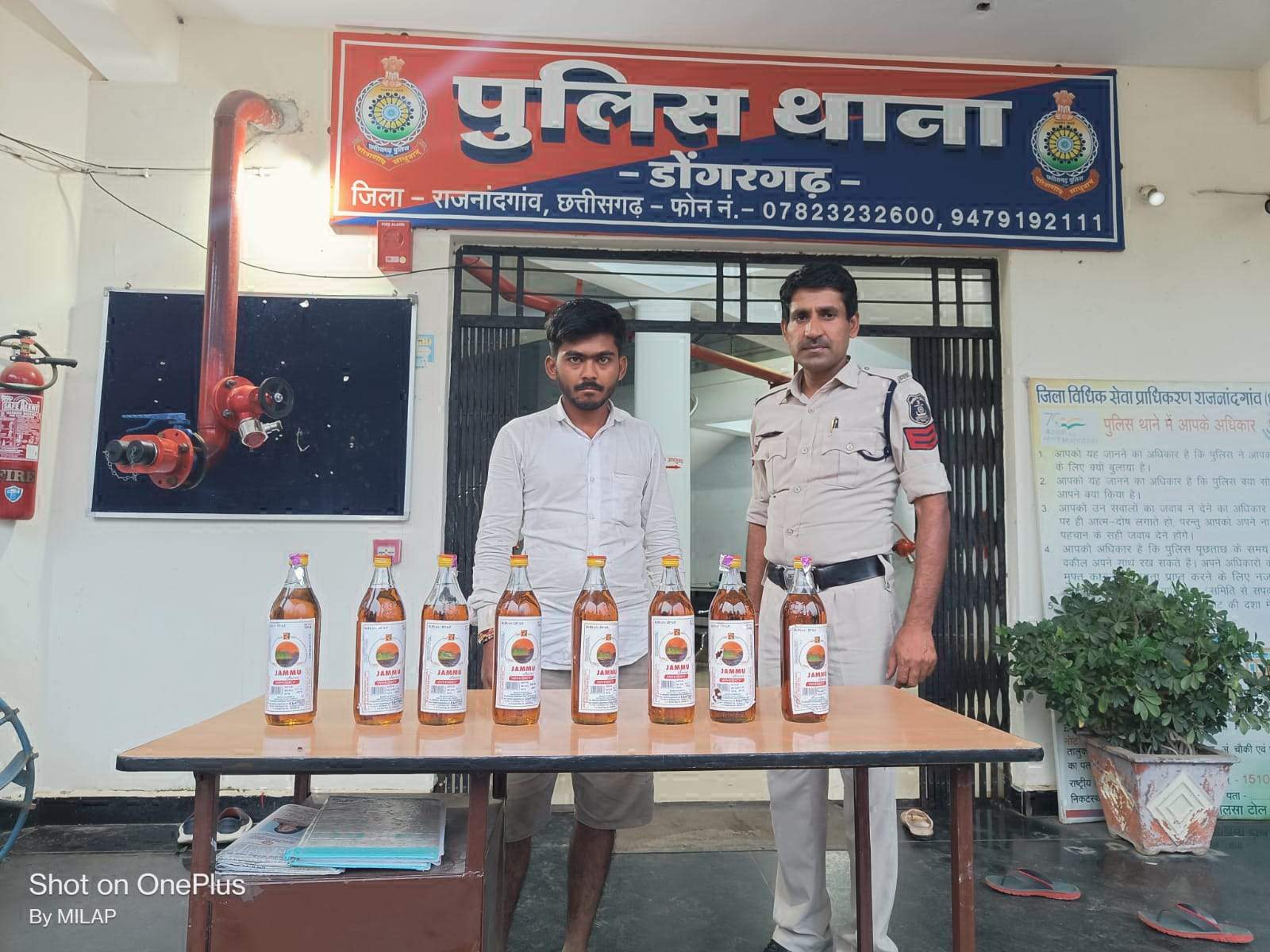 8 बोतल के साथ शराब कोचिया पकड़ाया 8 बोतल के साथ शराब कोचिया पकड़ाया
