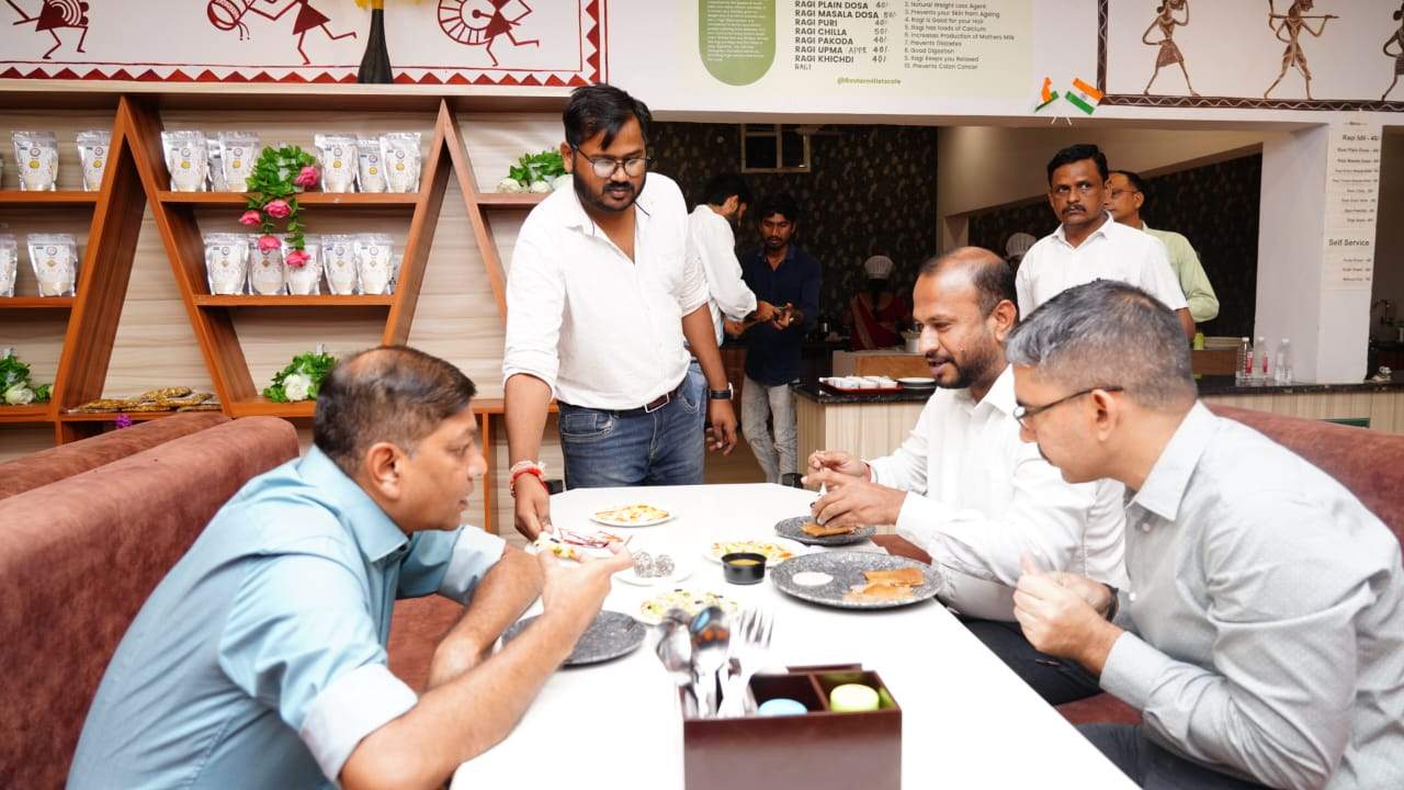 मुख्य सचिव ने सेहत बाजार मिलेट कैफे का किया अवलोकन मुख्य सचिव ने सेहत बाजार मिलेट कैफे का किया अवलोकन