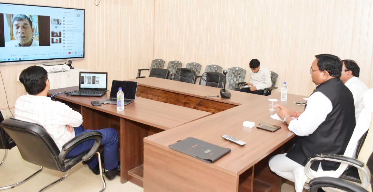 कलेक्टर ने संपर्क डिवाइस के माध्यम से पढ़ाई की गुणवत्ता परखी कलेक्टर ने संपर्क डिवाइस के माध्यम से पढ़ाई की गुणवत्ता परखी