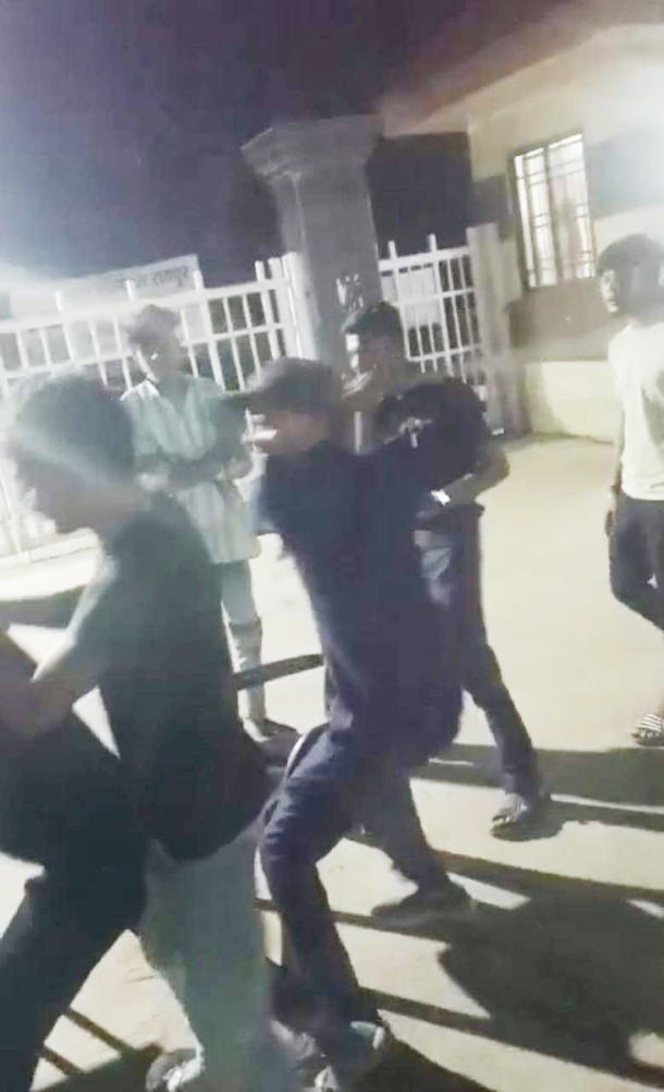 मरीज के परिजनों को लाठियां बरसाने के मामले में आपसी समझौता 