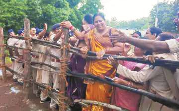 शराबबंदी की मांग, भाजपा महिला मोर्चा का प्रदर्शन