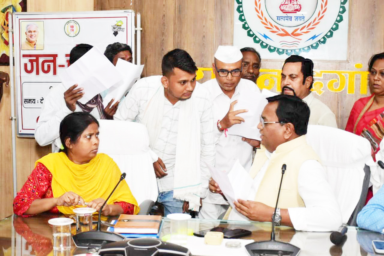 जनचौपाल में अवैध कब्जा हटाने, बटांकन, सीमांकन, पट्टा प्रदान करने पहुंचा आवेदन जनचौपाल में अवैध कब्जा हटाने, बटांकन, सीमांकन, पट्टा प्रदान करने पहुंचा आवेदन