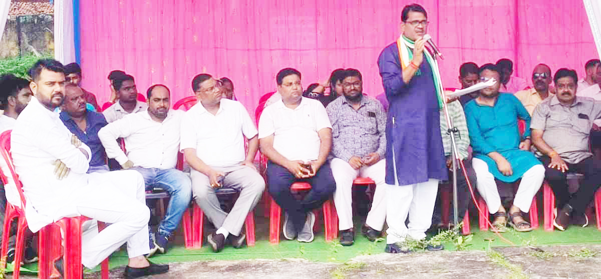 ट्रेनों को रद्द किए जाने, निजीकरण के विरोध में कांग्रेस का धरना