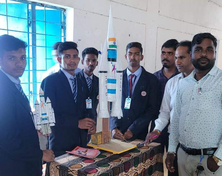 विज्ञान प्रदर्शनी, कबाड़ से जुगाड़ व क्विज़ स्पर्धा में बच्चों ने बढ़-चढक़र लिया हिस्सा विज्ञान प्रदर्शनी, कबाड़ से जुगाड़ व क्विज़ स्पर्धा में बच्चों ने बढ़-चढक़र लिया हिस्सा
