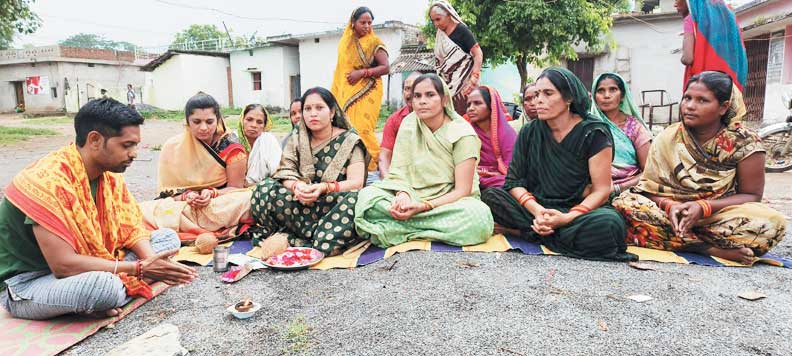 विधायक ने हाट बाजार शेड निर्माण सह गोदाम का किया भूमिपूजन