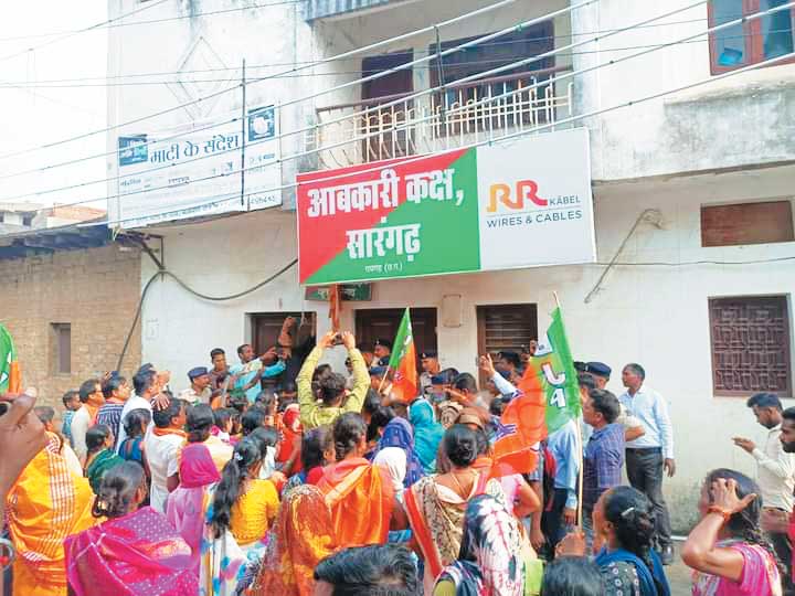 आबकारी दफ्तर में भाजपा महिला मोर्चा की तालाबंदी