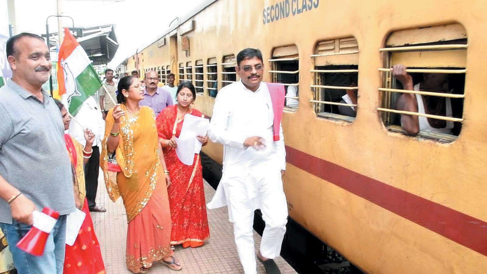 ट्रेन रद्द करने व स्टॉपेज नहीं देने पर कांग्रेस का प्रदर्शन