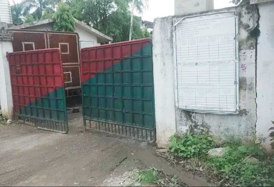 वेलकम फैक्ट्री खुले में बहा रहा है गंदा पानी, पास में स्कूल, बच्चे परेशान