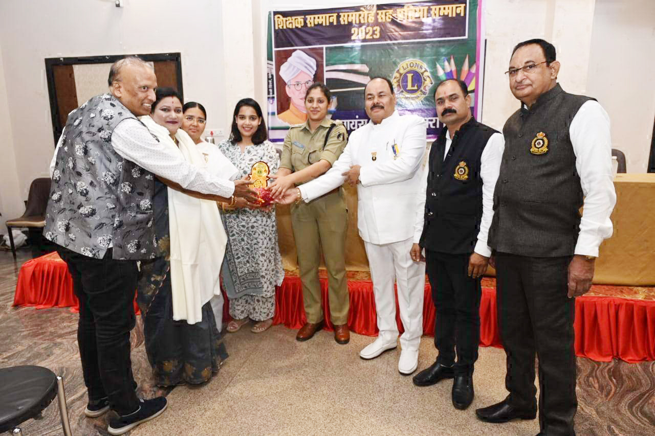 शिक्षक एवं प्रतिभावान  छात्र-छात्राओं का सम्मान