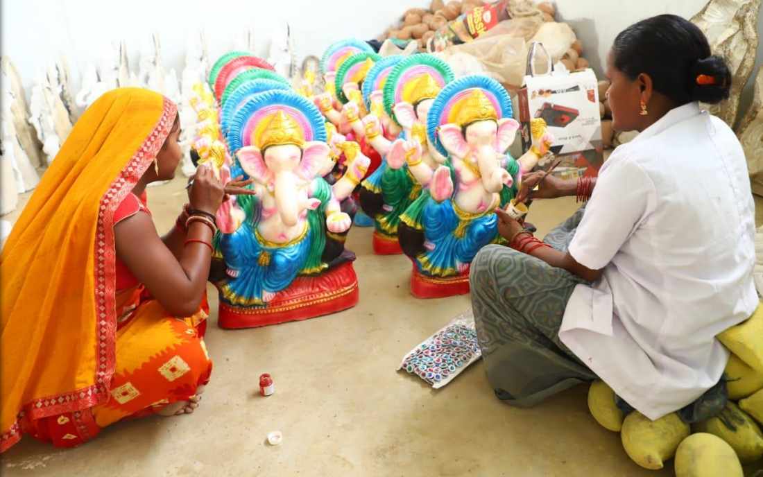 चन्द्रहासिनी समूह की महिलाएं बना रहीं गणपति की मूर्तियां