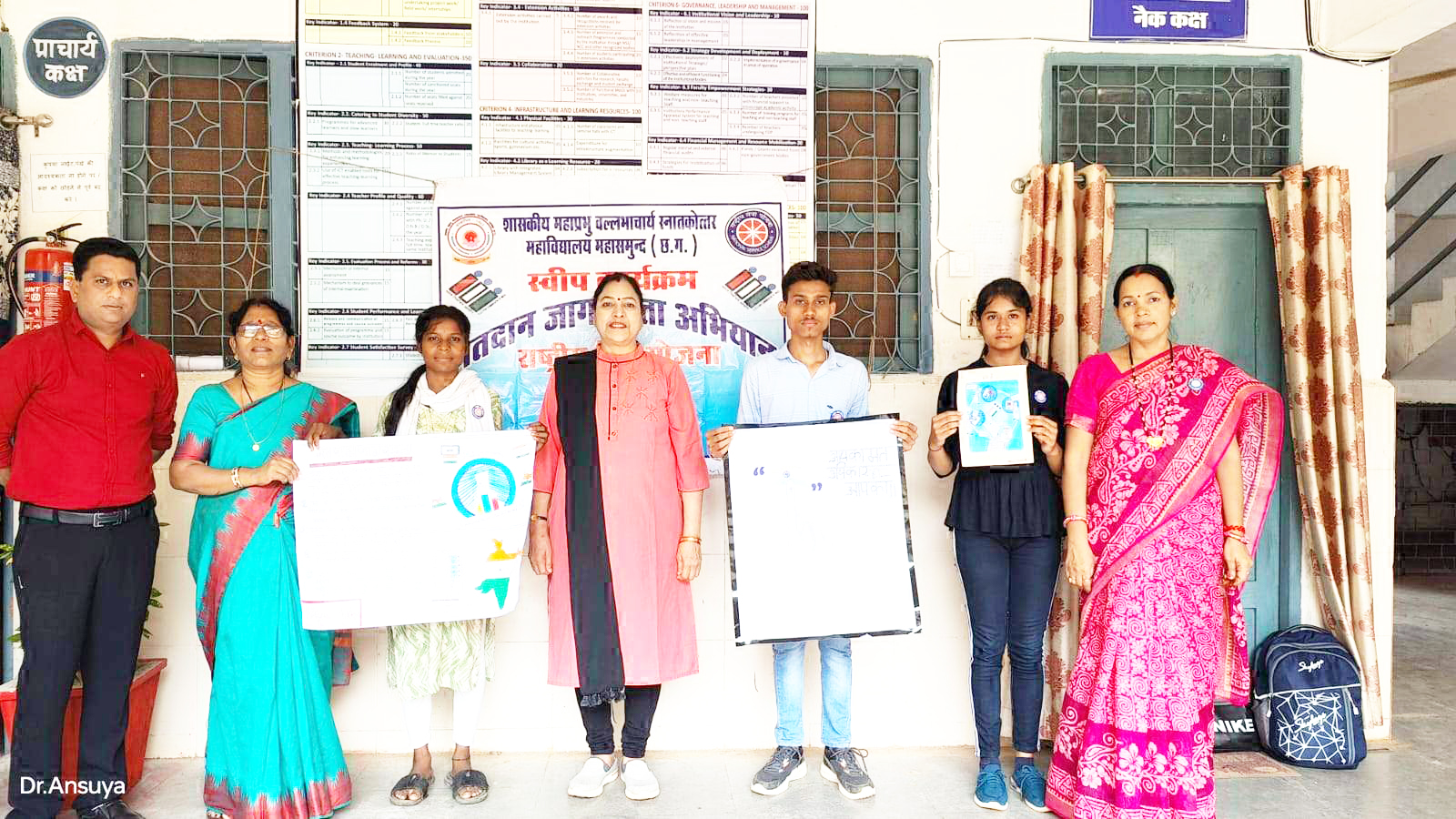वल्लभाचार्य कॉलेज में मतदाता जागरूकता के लिए बनाए गए पोस्टर वल्लभाचार्य कॉलेज में मतदाता जागरूकता के लिए बनाए गए पोस्टर