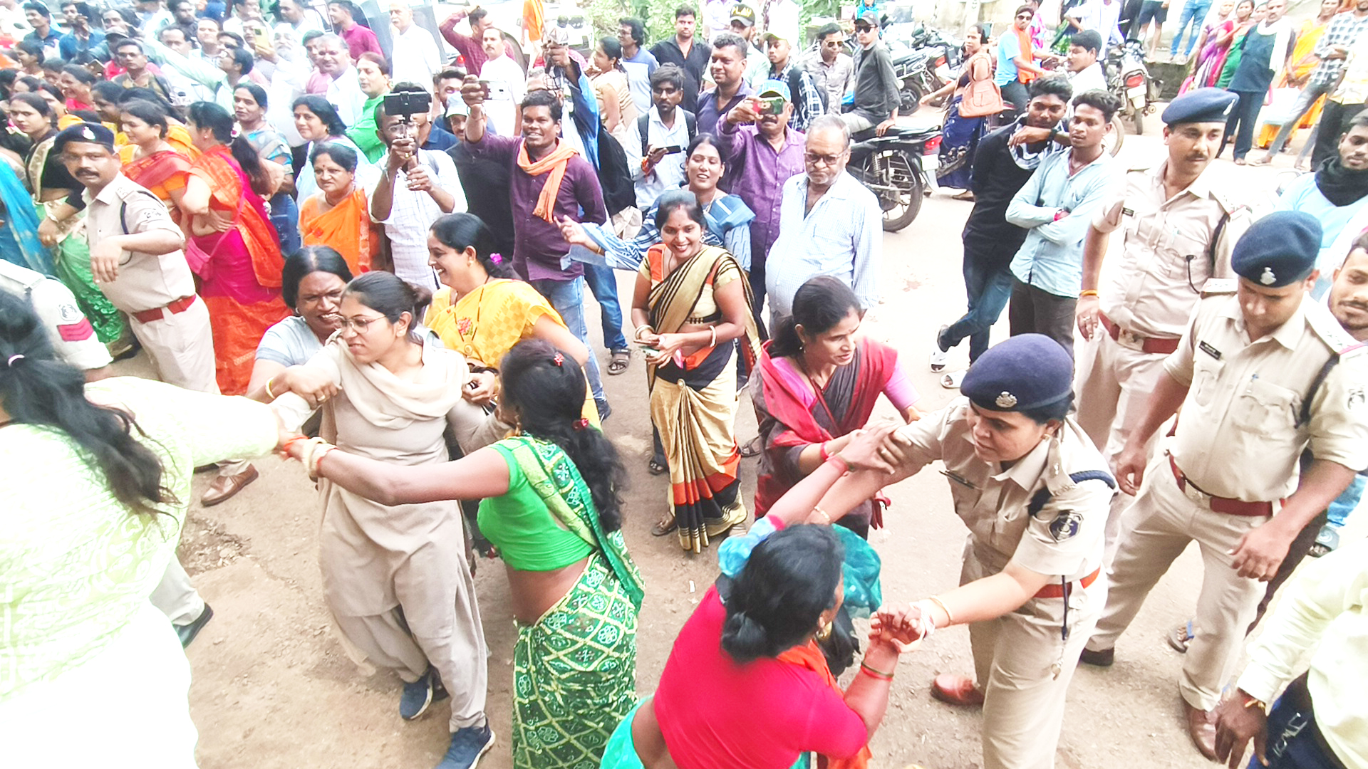 महिला मोर्चा का आबकारी अमले के कंट्रोल रूम में धावा महिला मोर्चा का आबकारी अमले के कंट्रोल रूम में धावा