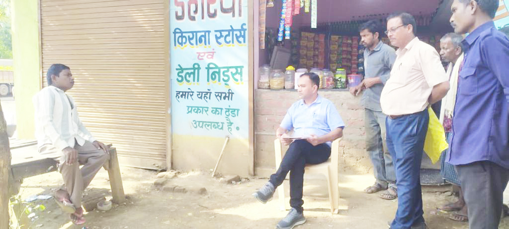 दिव्यांग एवं बुजुर्ग मतदाताओं की जानकारी लेने घर-घर पहुँच रहे हैं अफसर एवं कर्मचारी दिव्यांग एवं बुजुर्ग मतदाताओं की जानकारी लेने घर-घर पहुँच रहे हैं अफसर एवं कर्मचारी