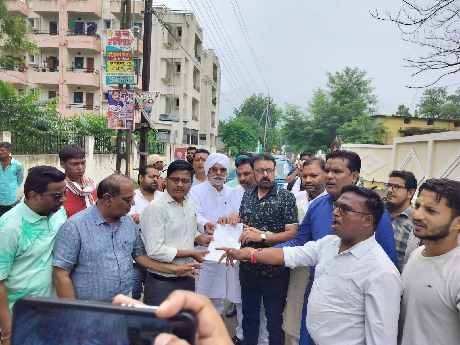 ट्रेनों के परिचालन बंद किए जाने  के विरोध में कांग्रेस ने सौंपा ज्ञापन