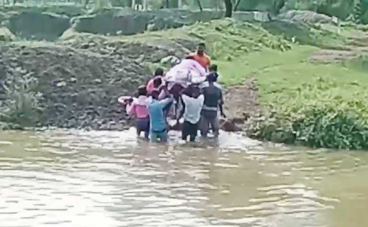 मौत के बाद भी आखिरी मंजिल तक पहुंचने संघर्ष मौत के बाद भी आखिरी मंजिल तक पहुंचने संघर्ष