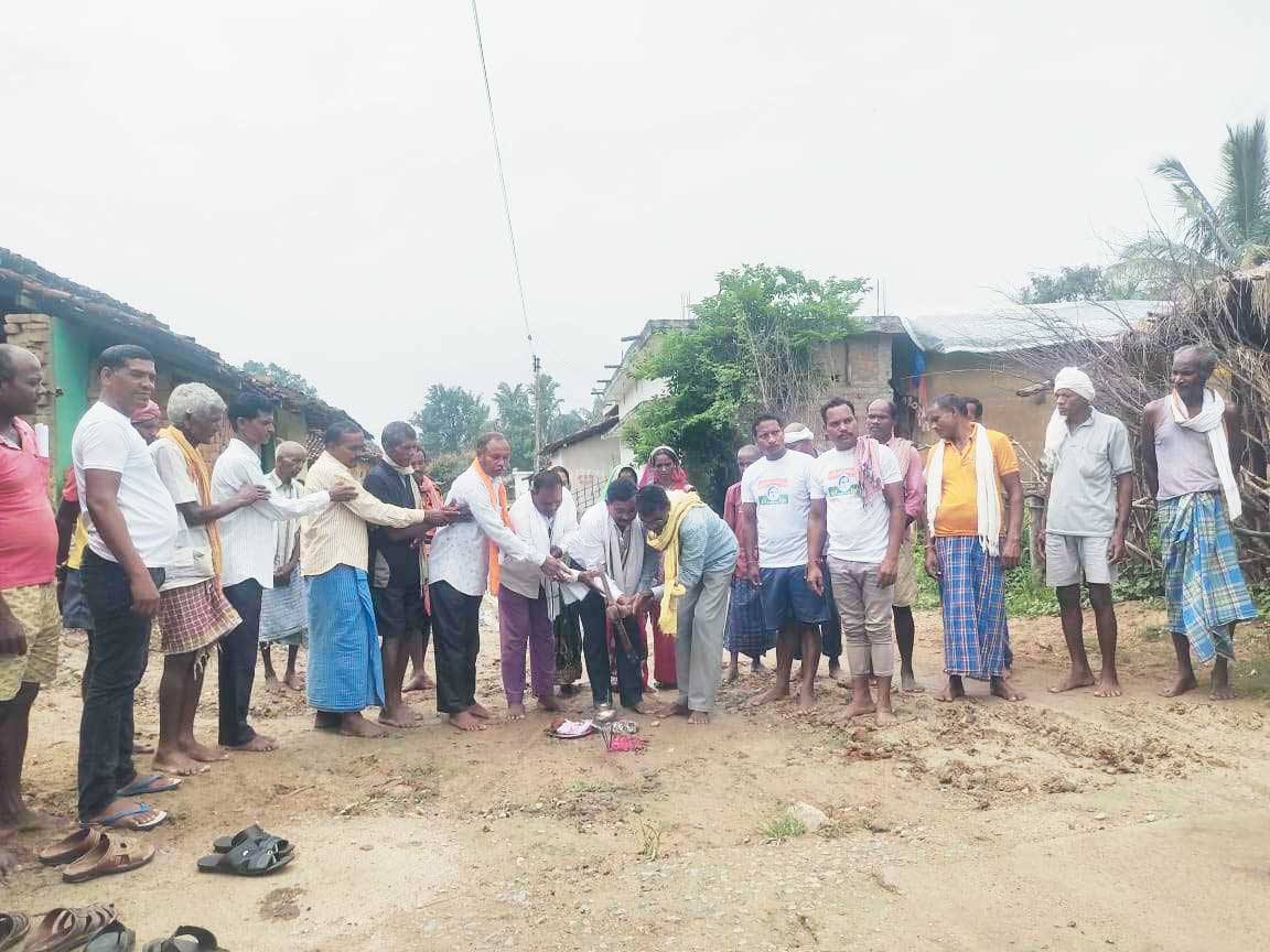 जनपद सदस्य उमेश देव ने सीसी रोड निर्माण का भूमिपूजन किया