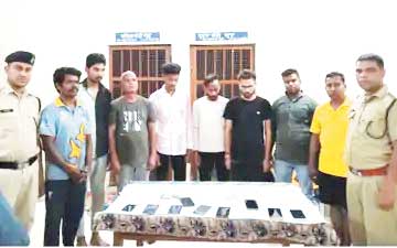 जुआ खेलते मकान मालिक सहित 9 पकड़ाए