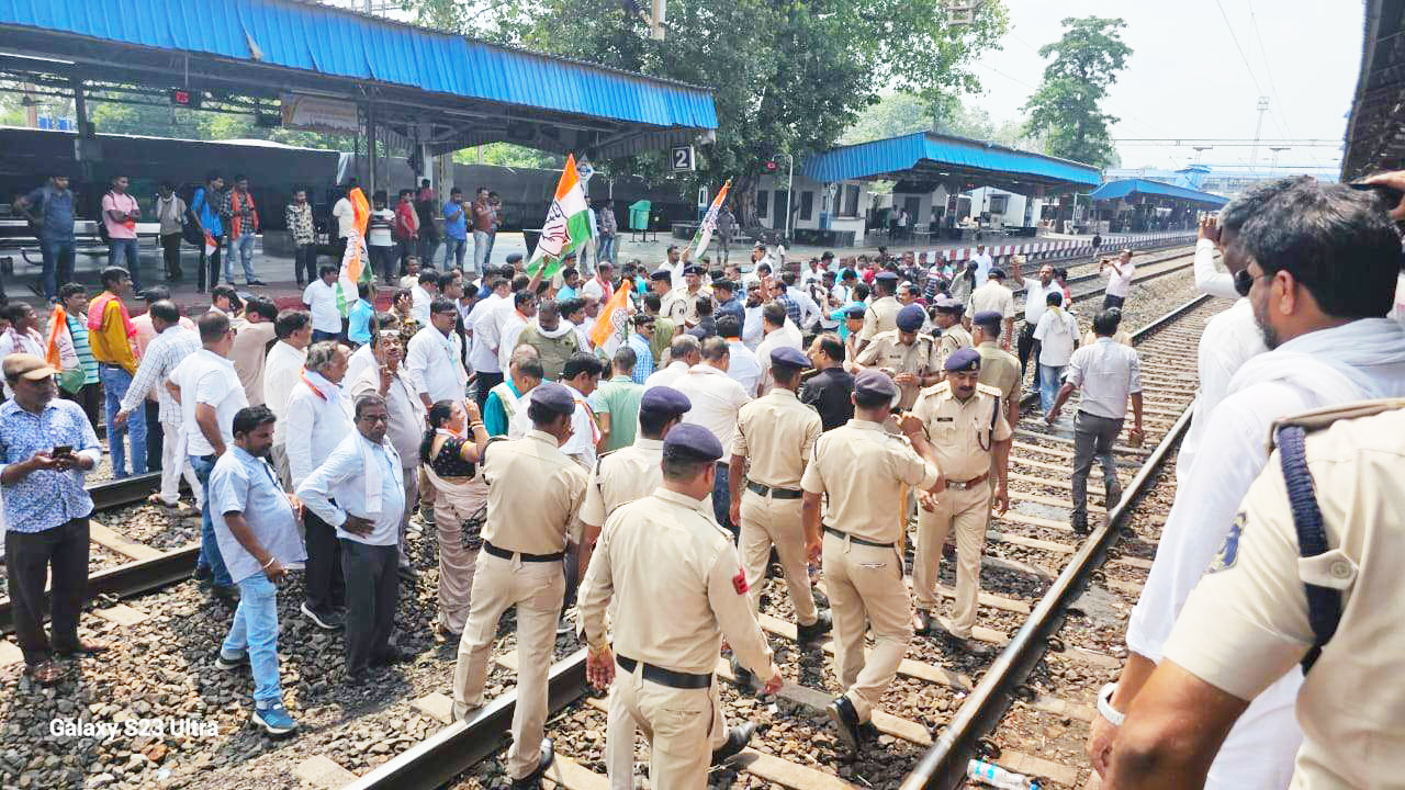 यात्री ट्रेनों को रद्द करने के खिलाफ कांग्रेस ने किया रेल रोको आंदोलन यात्री ट्रेनों को रद्द करने के खिलाफ कांग्रेस ने किया रेल रोको आंदोलन