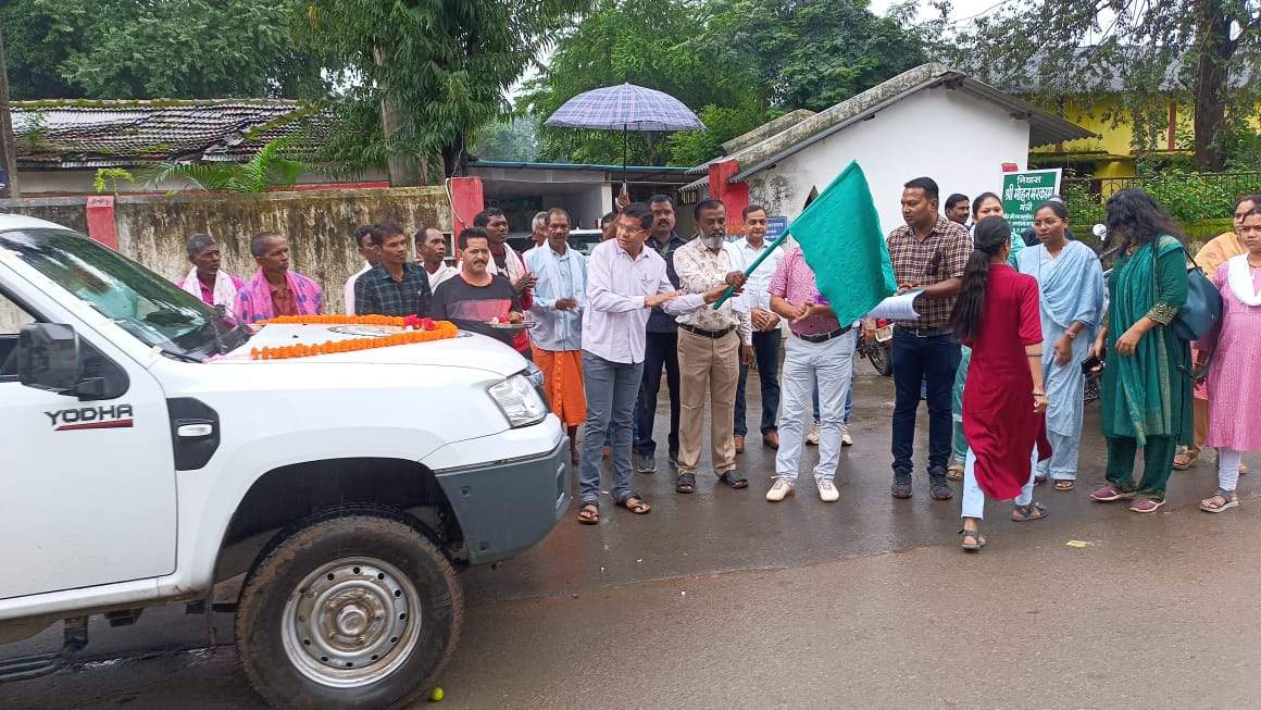 मरकाम ने मोबाईल वेटनरी यूनिट को झंडी दिखा कर किया रवाना