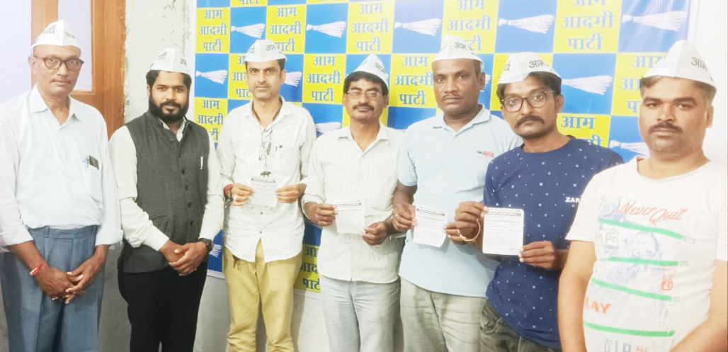 शिवसेना के जिला अध्यक्ष ने  पहनी आप की टोपी 