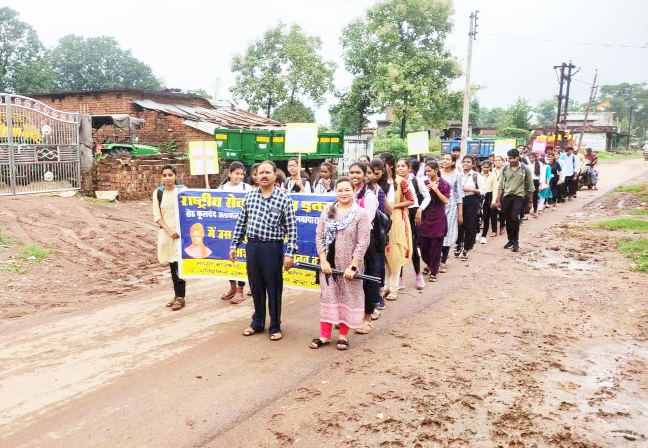 हिंदी दिवस : अक्षर ज्ञान पर जागरूकता अभियान,  स्वयंसेवकों ने निकाली रैली