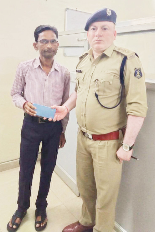 गुम मोबाइल को सीएसपी ने लौटाया गुम मोबाइल को सीएसपी ने लौटाया
